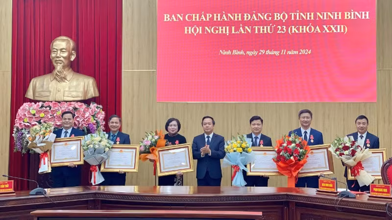 Chủ tịch Ủy ban nhân dân tỉnh Ninh Bình Phạm Quang Ngọc trao tặng Huân chương Lao động hạng Ba, hạng Nhì của cho các cá nhân.