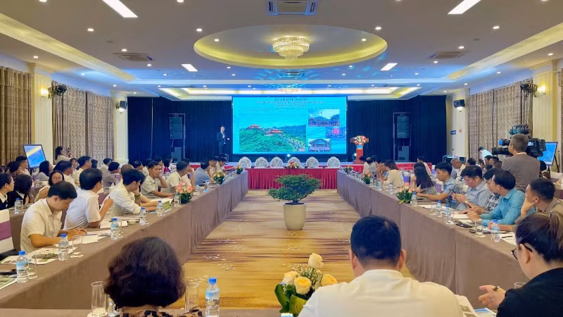 Các đại biểu tìm hiểu một số chương trình tour du lịch của tỉnh Thái Nguyên.