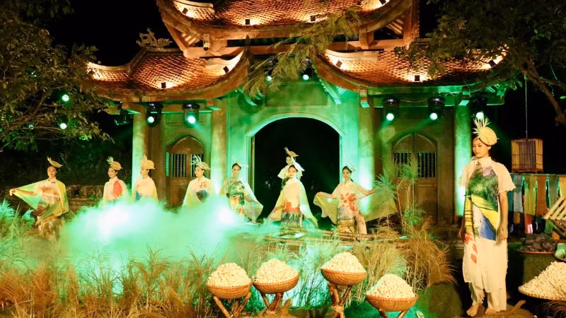 Bộ sưu tập áo dài với chủ đề Kiến trúc cổ Hoa Lư.