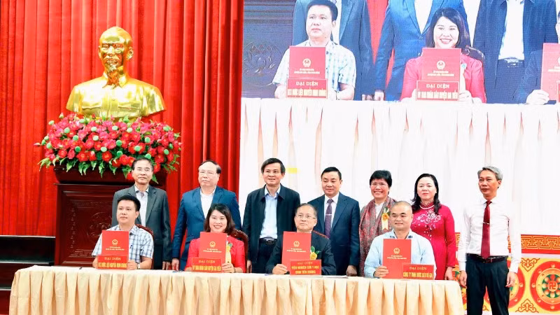 Viện nghiên cứu Y học Đinh Tiên Hoàng, Ủy ban nhân dân huyện Gia Viễn, Hợp tác xã Dược liệu Nguyễn Minh Không, Công ty Trách nhiệm hữu hạn dược liệu Vũ Gia ký kết hợp tác trong nghiên cứu dược liệu và chuyển giao kỹ thuật trồng, chế biến dược liệu và nghiên cứu chế tạo thuốc từ trà hoa vàng Ninh Bình.