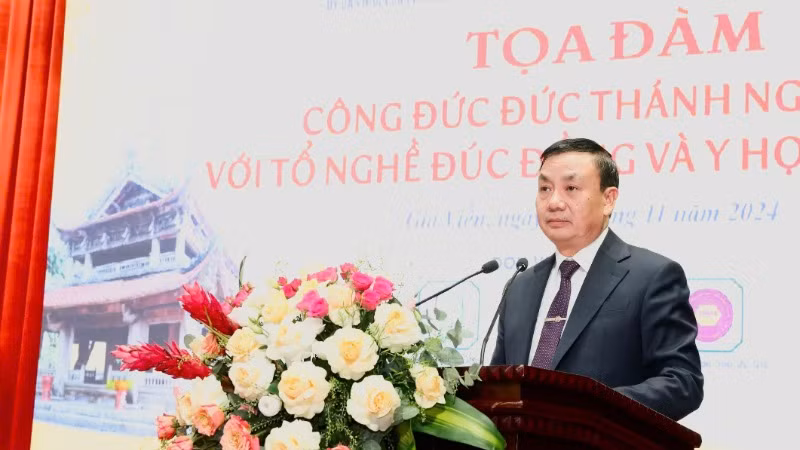 Bí thư Huyện ủy Gia Viễn Hoàng Mạnh Hùng phát biểu tại tọa đàm.