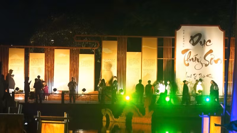 Đến với Hội quán Dục Thúy Sơn, khán giả có cơ hội được trải nghiệm tìm hiểu sâu sắc hơn các bài thơ ở Dục Thúy Sơn.
