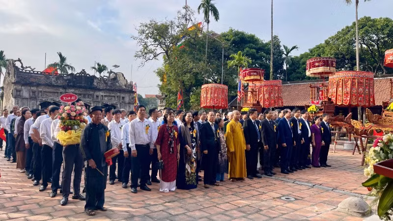 Các đại biểu dự lễ dâng hương tưởng nhớ Đức Thánh Nguyễn.