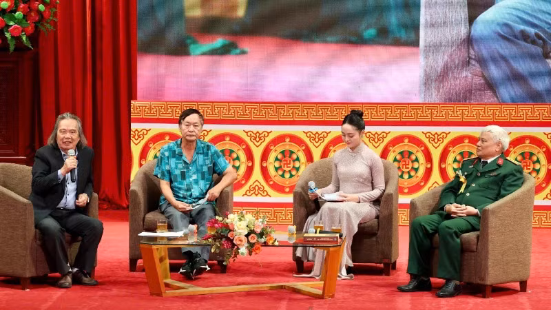 Các đại biểu nêu lên các ý kiến tại tọa đàm “Công đức Đức Thánh Nguyễn với tổ nghề Đúc đồng và Y học Việt Nam”.