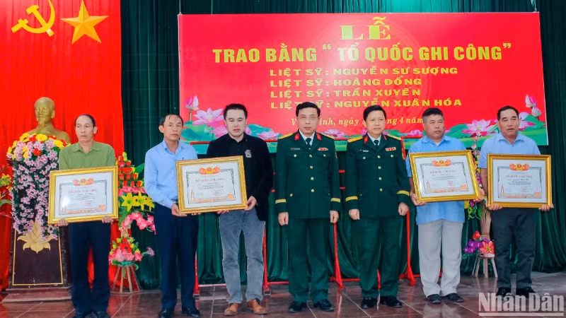 Thừa ủy quyền của Thủ tướng Chính phủ, Thượng tá Nguyễn Trọng Sâm, Trưởng phòng Chính sách Quân khu 4 và Đại tá Nguyễn Bá Duẩn, Chính ủy Bộ Chỉ huy quân sự tỉnh Quảng Trị trao Bằng “Tổ quốc ghi công” cho thân nhân các liệt sĩ.
