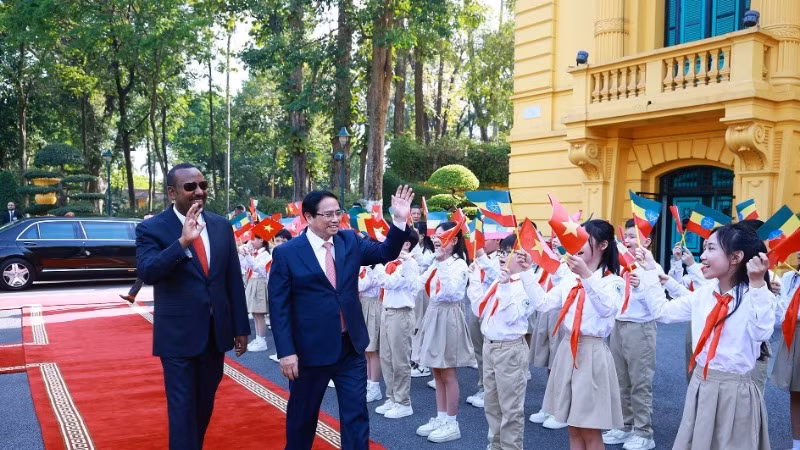 Thiếu nhi Hà Nội chào mừng Thủ tướng Ethiopia Abiy Ahmed Ali và Phu nhân thăm chính thức Việt Nam. (Ảnh: Dương Giang/TTXVN)