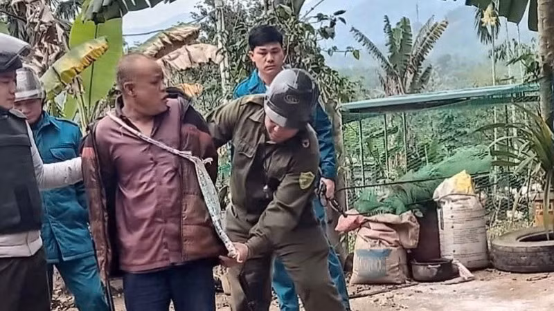 Lực lượng chức năng bắt giữ đối tượng Bùi Văn Chin.