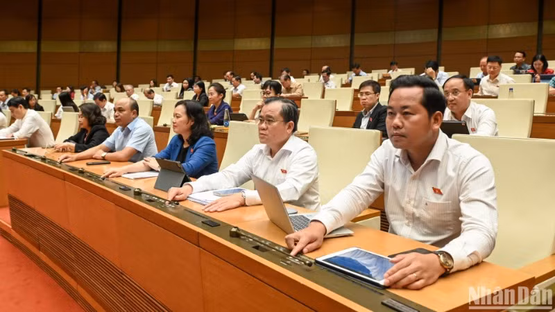 Các đại biểu Quốc hội biểu quyết thông qua Nghị quyết về bổ sung ngân sách chi thường xuyên (nguồn viện trợ không hoàn lại nước ngoài) năm 2025. (Ảnh: BÙI GIANG)
