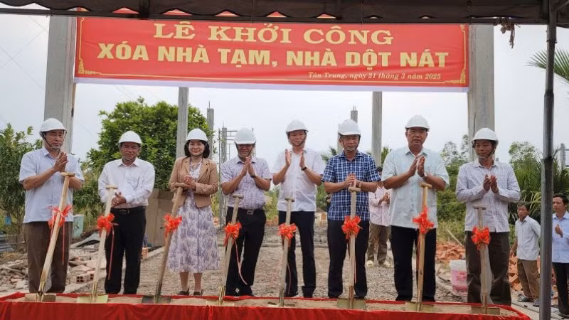 Các đại biểu thực hiện nghi thức khởi công.