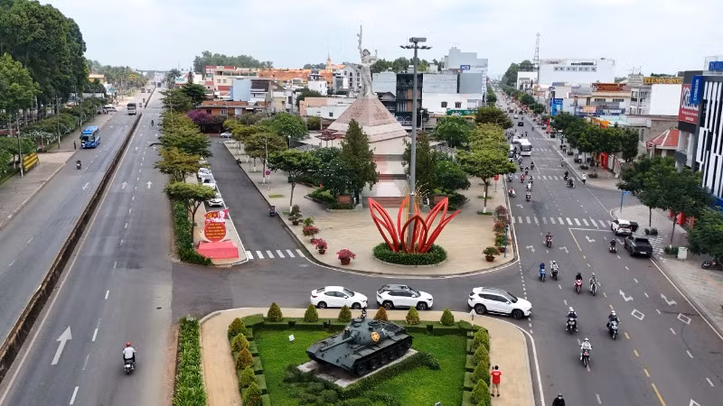 Tượng đài Chiến thắng Long Khánh nằm bên Quốc lộ 1A ngang qua trung tâm thành phố Long Khánh, ghi tạc chiến công lịch sử của quân dân Long Khánh trong chiến dịch Xuân Lộc-Long Khánh từ ngày 9-21/4/1975.