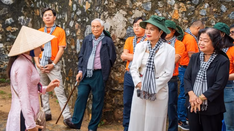 Nguyên Phó Chủ tịch nước Trương Mỹ Hoa cùng các thành viên Quỹ học bổng Vừ A Dính thăm nhà tù Phú Hải-Côn Đảo. (Ảnh THU HƯƠNG)