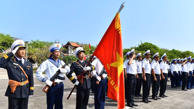 Lễ chào cờ trên đảo Trường Sa. (Ảnh: ĐĂNG KHOA)