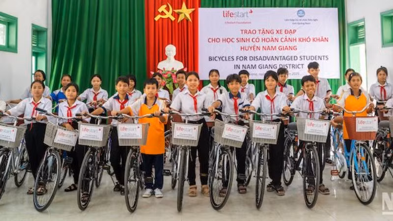 Các học sinh nghèo hiếu học tại huyện Nam Giang nhận xe đạp do Tổ chức phi Chính phủ Lifestart Foundation trao tặng. (Ảnh: ĐÌNH TĂNG)