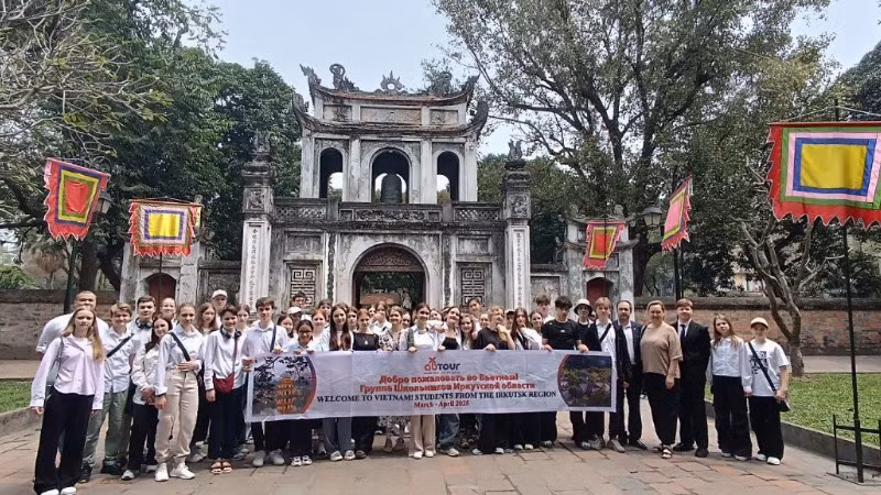 Các em học sinh tỉnh Irkutsk tham quan Văn Miếu-Quốc Tử Giám.