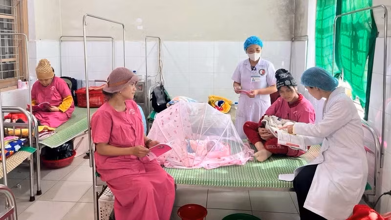 Cán bộ y tế chăm sóc sức khỏe cho bà mẹ-trẻ em tại Trung tâm Kiểm soát bệnh tật thành phố Huế. (Ảnh: THÁI SƠN)