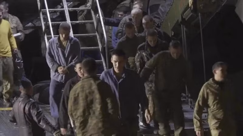 Trao đổi tù nhân Nga-Ukraine. (Ảnh: Anadolu/TTXVN)