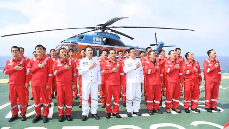 Phó Thủ tướng Bùi Thanh Sơn và các đại biểu thực hiện nghi thức chào cờ tại Giàn công nghệ Trung tâm CPP-Lô 15-1. (Ảnh: VGP/Hải Minh)