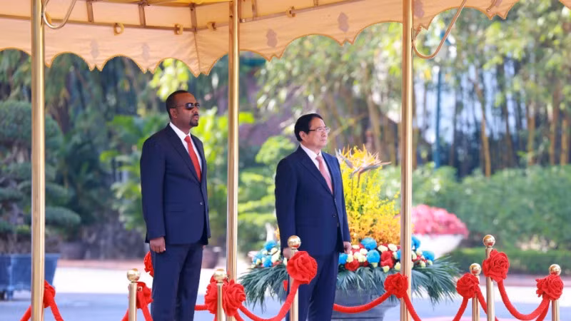 Thủ tướng Phạm Minh Chính và Thủ tướng Ethiopia Abiy Ahmed Ali nghe quân nhạc cử Quốc thiều hai nước. (Ảnh: Dương Giang/TTXVN)