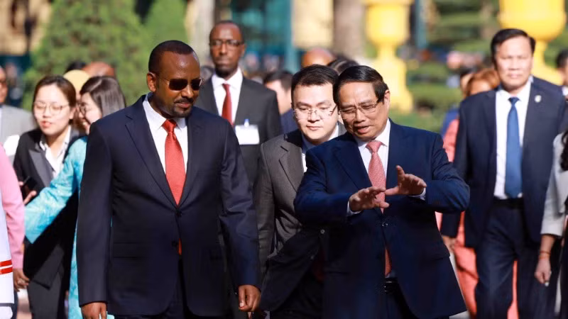 Thủ tướng Phạm Minh Chính và Thủ tướng Ethiopia Abiy Ahmed Ali tại Lễ đón. (Ảnh: Dương Giang/TTXVN)