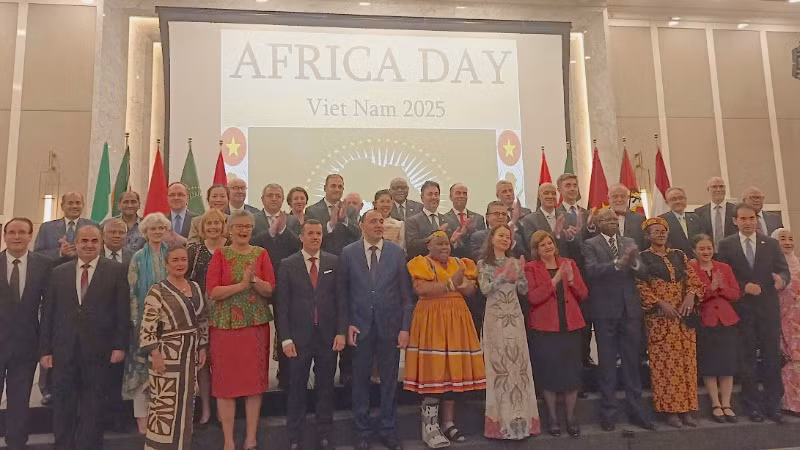 Thứ trưởng Ngoại giao Nguyễn Minh Hằng và Đại sứ Morocco tại Việt Nam Jamale Chouaibi cùng các đại biểu chụp ảnh lưu niệm tại buổi lễ. (Ảnh: HỒNG HẠNH)