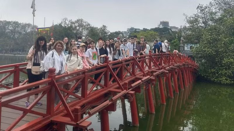 Các em học sinh tỉnh Irkutsk chụp ảnh trên cầu Thê Húc.