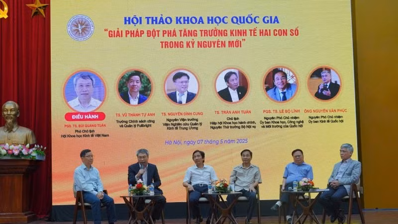 Các diễn giả thảo luận bàn tròn tại hội thảo.