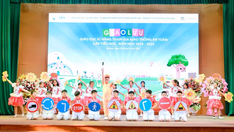 Chương trình giao lưu, giáo dục kỹ năng về an toàn giao thông cho học sinh tiểu học năm học 2024-2025 tại Hà Nam.