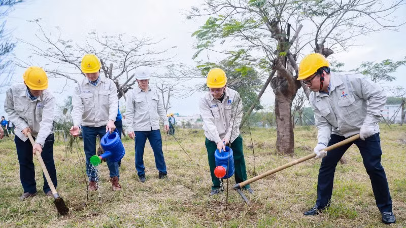 Ông Nguyễn Việt Thắng, Tổng Giám đốc BSR (ngoài cùng bên phải) cùng lãnh đạo công ty trong buổi lễ trồng cây đầu năm 2025.