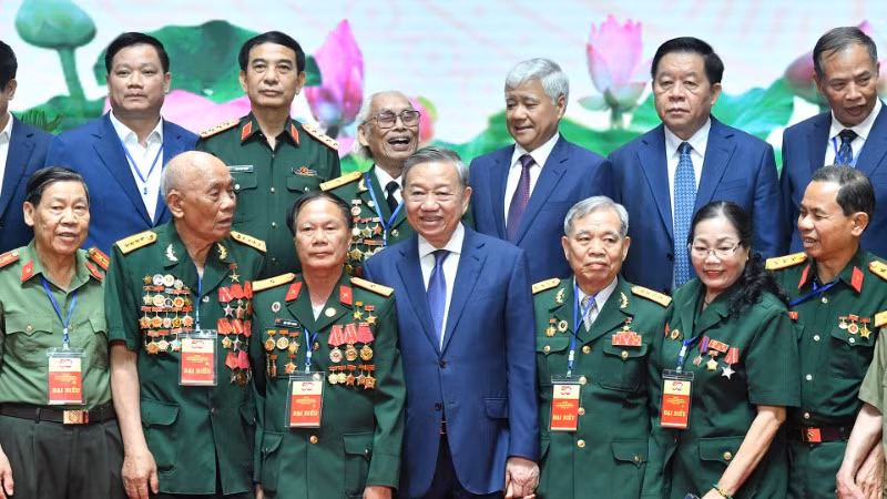 Tổng Bí thư Tô Lâm với các đại biểu tham dự chương trình gặp mặt. (Ảnh: ĐĂNG KHOA)