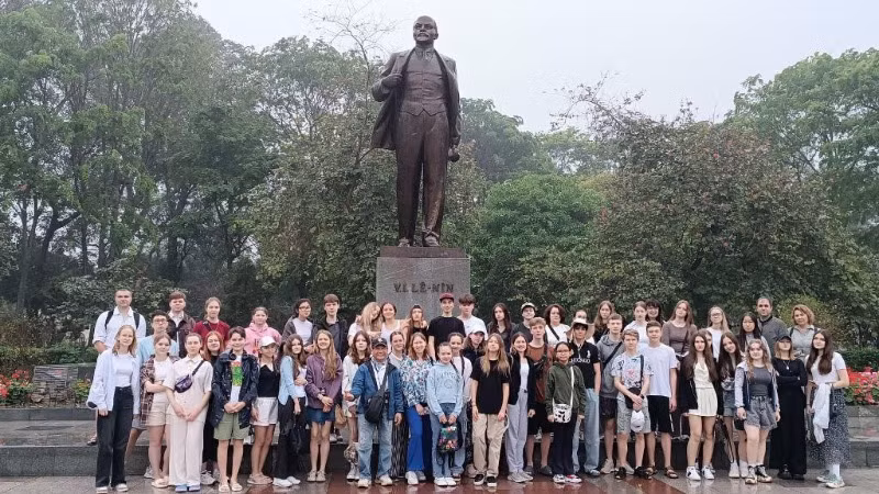 Các em học sinh tỉnh Irkutsk thăm Tượng đài Lê-nin.