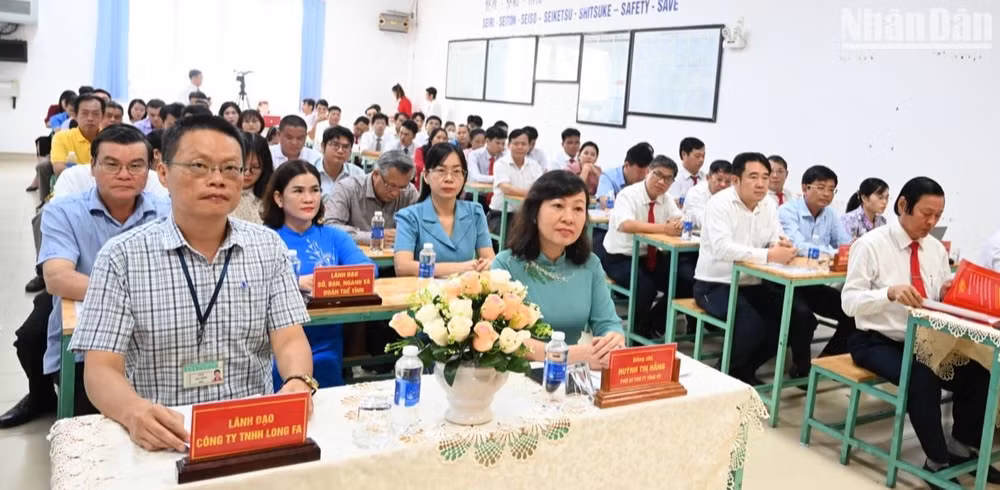 Các đại biểu về dự Lễ công bố thành lập Chi bộ cơ sở công ty TNHH Long Fa.