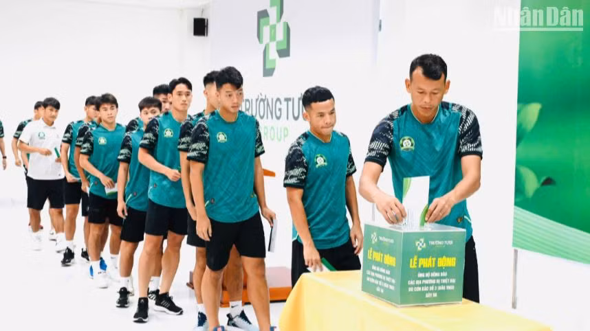 Câu lạc bộ Bóng đá Trường Tươi Bình Phước quyên góp ủng hộ khắc phục thiên tai 