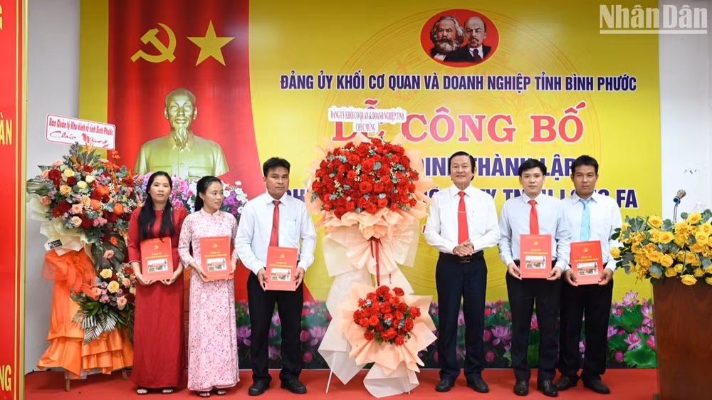 Lãnh đạo Đảng ủy Khối cơ quan và Doanh nghiệp tỉnh Bình Phước trao Quyết định thành lập chi bộ và Quyết định chỉ định chi ủy, bí thư, phó bí thư và tặng lẵng hoa chúc mừng Chi bộ cơ sở công ty TNHH Long Fa.