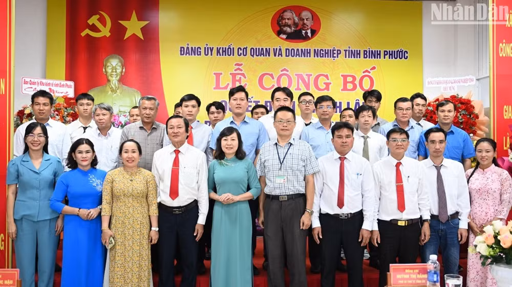 Các đại biểu chụp hình lưu niệm với Chi bộ cơ sở công ty TNHH Long Fa