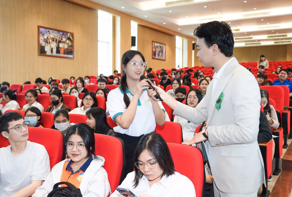 Nhiều tình huống về trật tự an toàn giao thông trong bộ tài liệu “Mô hình phiên tòa giả định” được các bạn sinh viên sôi nổi thảo luận, phân tích.