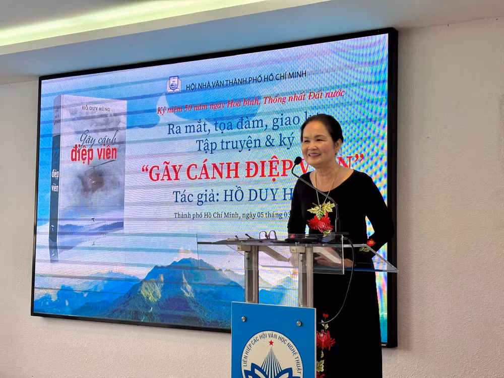 Nhà văn Trịnh Bích Ngân - Ủy viên Thường vụ Hội Nhà văn Việt Nam, Chủ tịch Hội Nhà văn Thành phố Hồ Chí Minh chia sẻ tại lễ ra mắt.