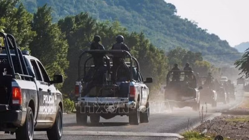 Một đoàn xe cảnh sát tuần tra tại bang Michoacan, Mexico. (Ảnh tư liệu: Yahoo News/TTXVN)