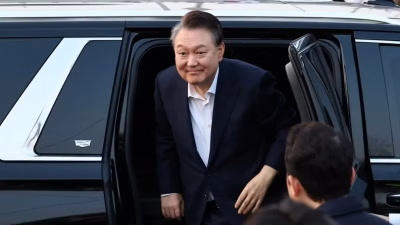 Tổng thống bị luận tội Yoon Suk Yeol rời khỏi nơi giam giữ và gặp gỡ người ủng hộ bên ngoài dinh Tổng thống ở Seoul, ngày 8/3/2025. (Ảnh: YONHAP/TTXVN)