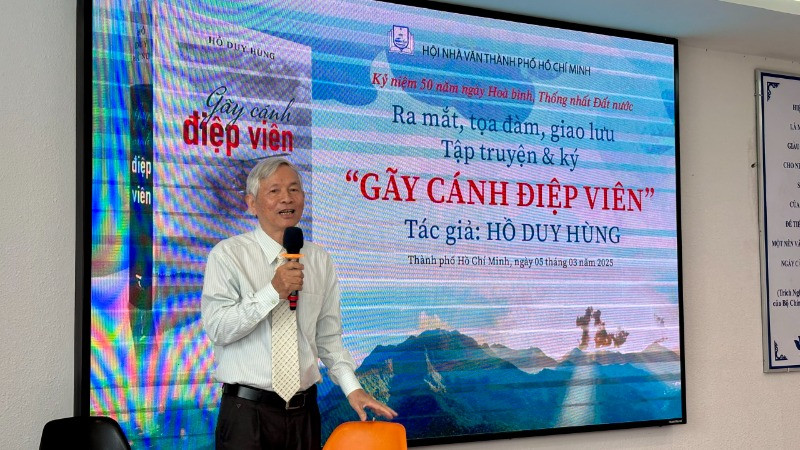 Tác giả Hồ Duy Hùng chia sẻ tại buổi ra mắt sách.