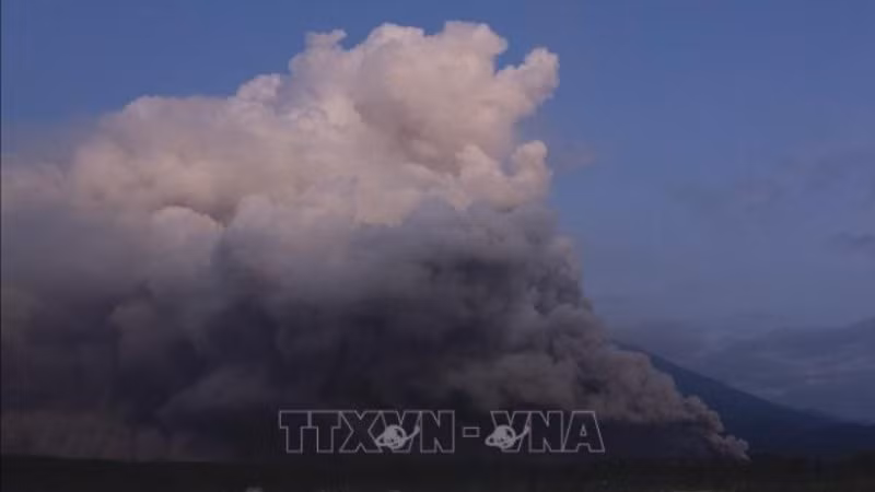 Núi lửa Semeru trên đảo Java, Indonesia phun trào ngày 4/12/2022. (Ảnh tư liệu: AFP/TTXVN)