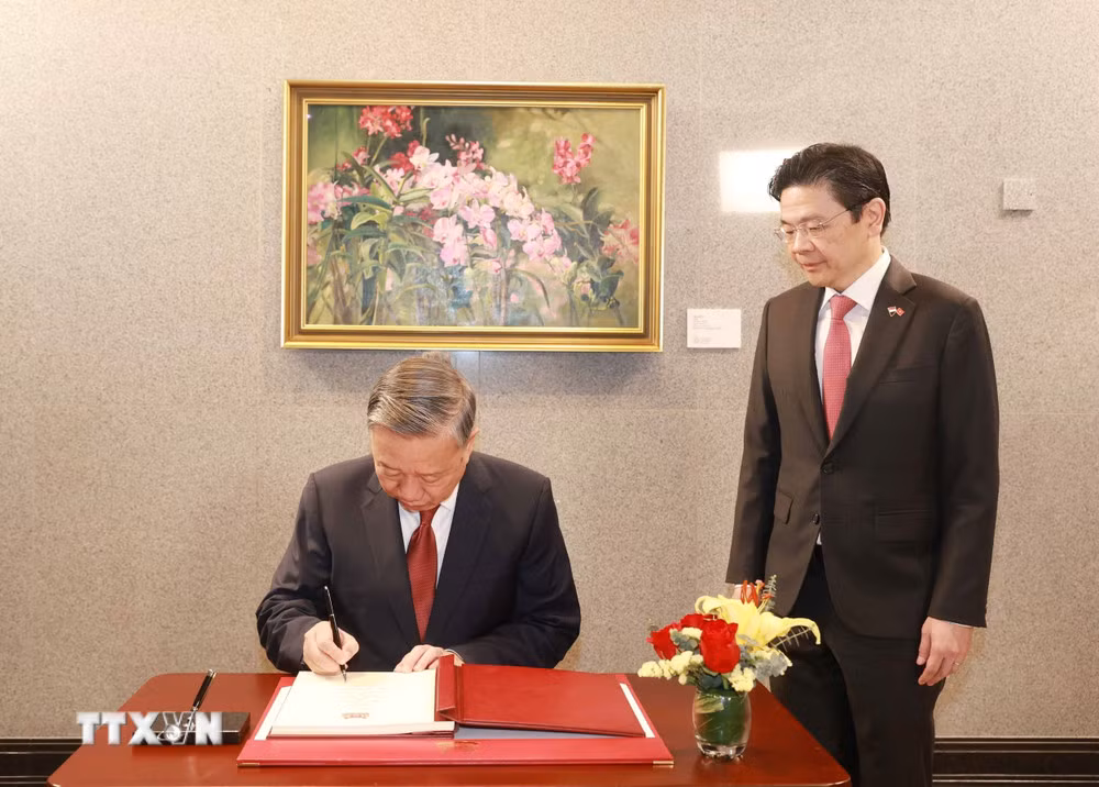 Thủ tướng Cộng hòa Singapore, Tổng Thư ký Đảng Hành động nhân dân Singapore (PAP) Lawrence Wong chứng kiến Tổng Bí thư Tô Lâm ghi lưu bút.