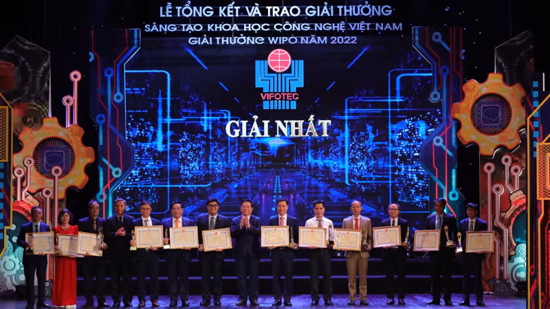 Đồng chí Nguyễn Trọng Nghĩa, Bí thư Trung ương Đảng, Trưởng Ban Tuyên giáo Trung ương trao giải Nhất cho các nhóm tác giả.