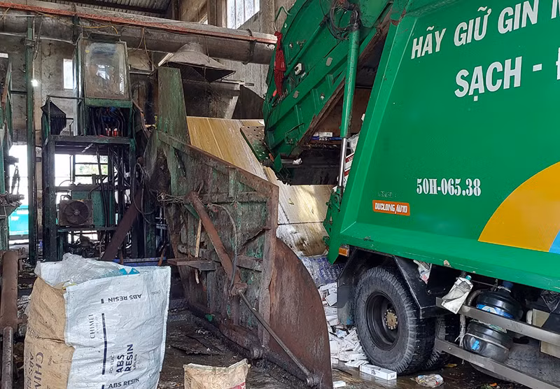 Thuốc lá nhập lậu được đưa vào ép hủy. (Ảnh Cục Quản lý thị trường TP Hồ Chí Minh).