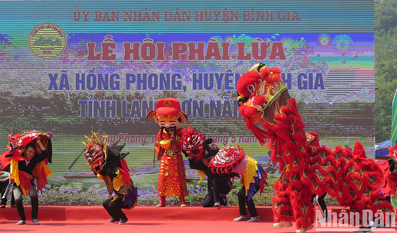 Các đội văn nghệ quần chúng ở huyện Bình Gia (Lạng Sơn), tham gia tiết mục múa sư tử, chào mừng lễ hội Phài Lừa.