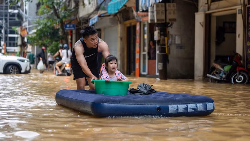 Ảnh hưởng nặng nề của bão số 3 tại quận Hoàn Kiếm (Thành phố Hà Nội).