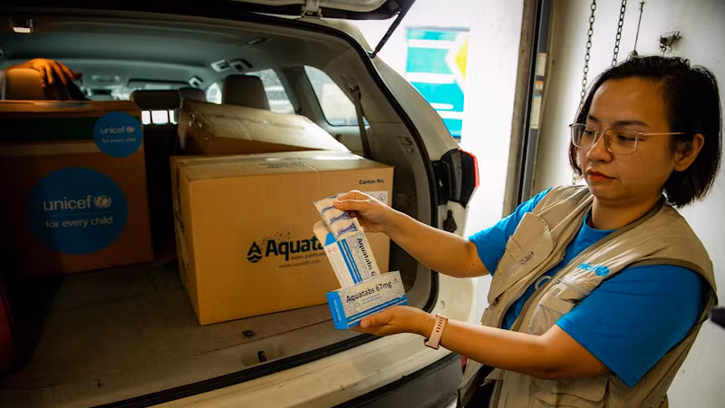Cán bộ Quỹ Nhi đồng Liên hợp quốc vận chuyển viên lọc nước Aquatabs (sau khi dùng viên lọc xong, nước có thể uống được) đến Thái Nguyên. Ảnh: Nguồn UNICEF