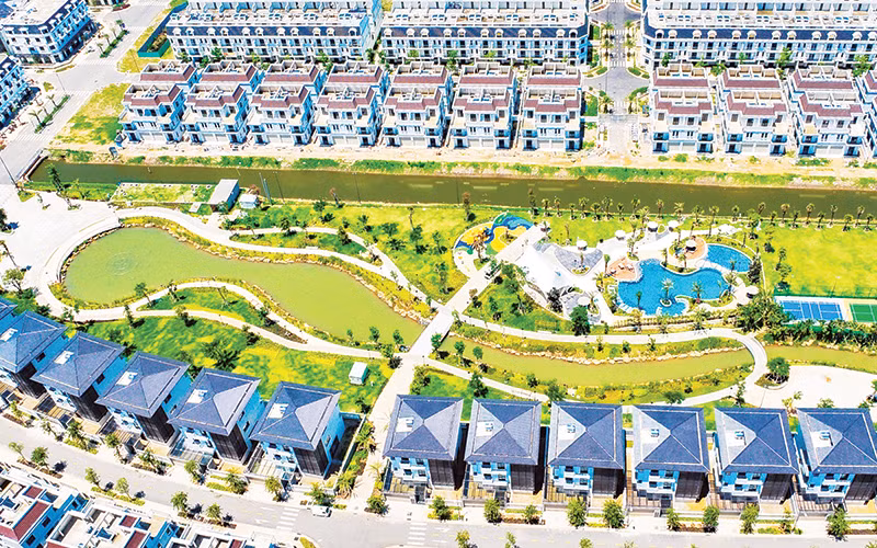 Khu đô thị được kiến tạo với mật độ mảng xanh lên đến 73% cùng nhiều tiện ích nội khu hiện đại, cao cấp.