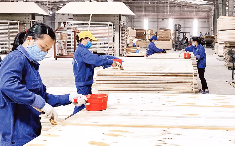 Chế biến gỗ xuất khẩu trong khu công nghiệp Thanh Bình. (Ảnh HƯƠNG DỊU)