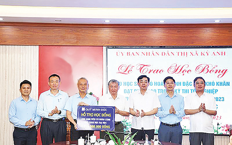 Đại diện Công ty TNHH Gang thép Hưng Nghiệp Formosa Hà Tĩnh trao biểu trưng hỗ trợ học bổng cho sinh viên trên địa bàn thị xã Kỳ Anh (Hà Tĩnh).