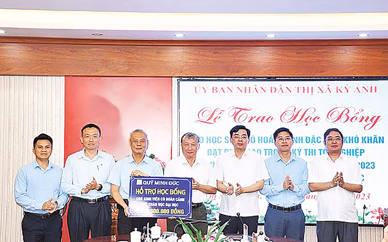 Đại diện Công ty TNHH Gang thép Hưng Nghiệp Formosa Hà Tĩnh trao biểu trưng hỗ trợ học bổng cho sinh viên trên địa bàn thị xã Kỳ Anh (Hà Tĩnh).